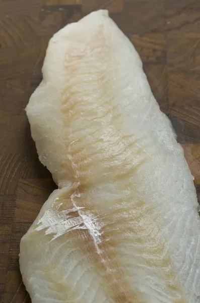 Rå torsk på en træ slagter - Stock-foto