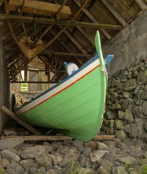 Barco de pesca tradicional de las Islas Feroe hecho de madera en un viejo bo —  Fotos de Stock