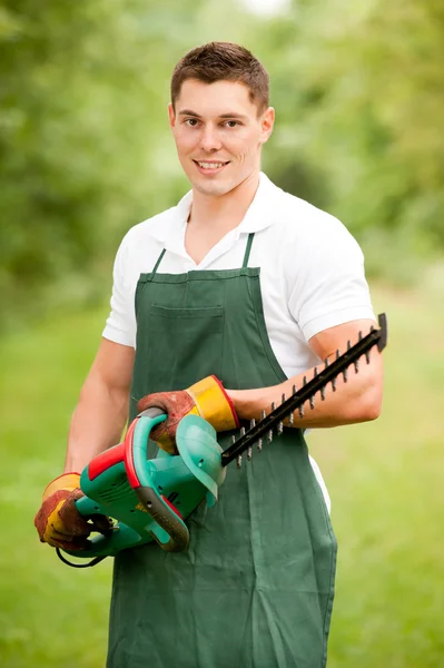 Jardineiro com cortador de sebes — Fotografia de Stock