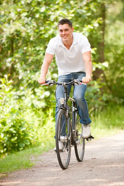 Cyklist i parken — Stockfoto