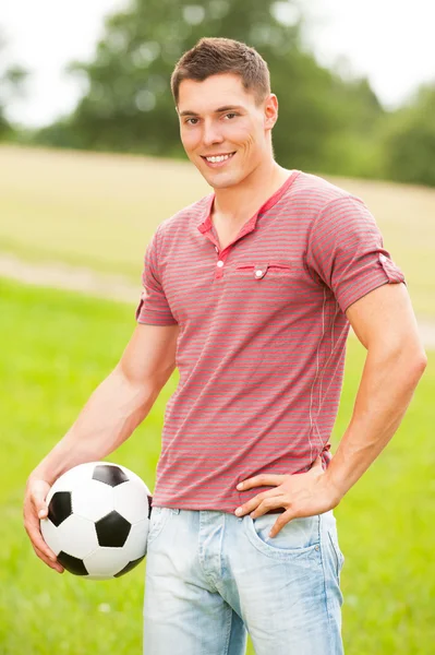 サッカーを持つ男 — ストック写真