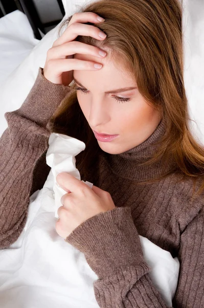 Vrouw in bed met een zakdoek — Stockfoto