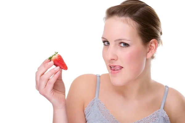 딸기를 먹은 여성 — 스톡 사진