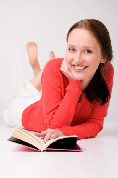 Jonge vrouw met boek — Stockfoto