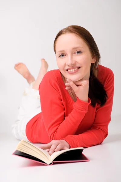 Молодая женщина с книгой — стоковое фото