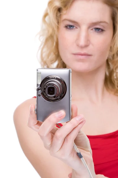 Женщина с цифровой камерой — стоковое фото