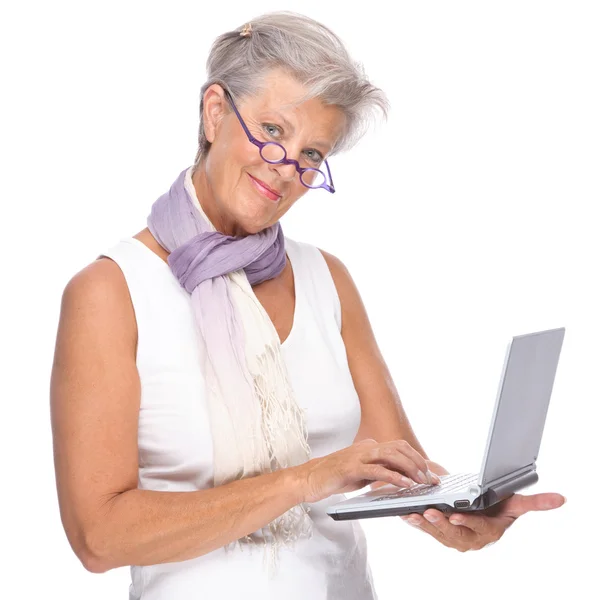 Senior vrouw met laptop — Stockfoto