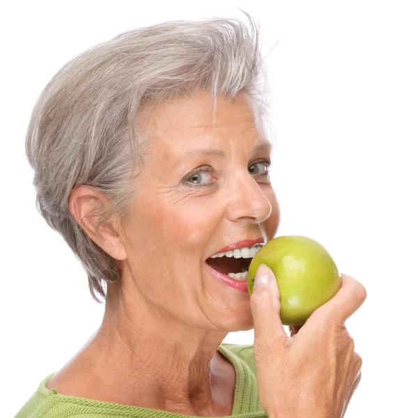 Seniorin mit Apfel — Stockfoto