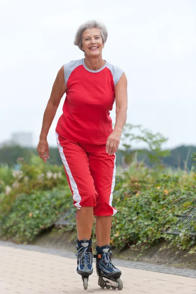 Mujer mayor activa — Foto de Stock