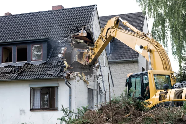 Digger demolishing будинок — стокове фото