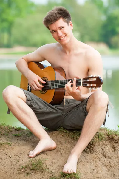 Mand med guitar - Stock-foto