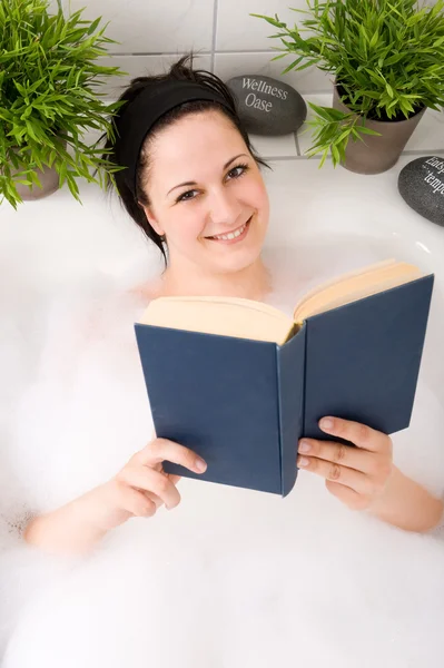 浴缸里的女人 — 图库照片
