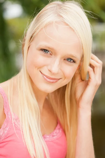 Unga och leende kvinna — Stockfoto