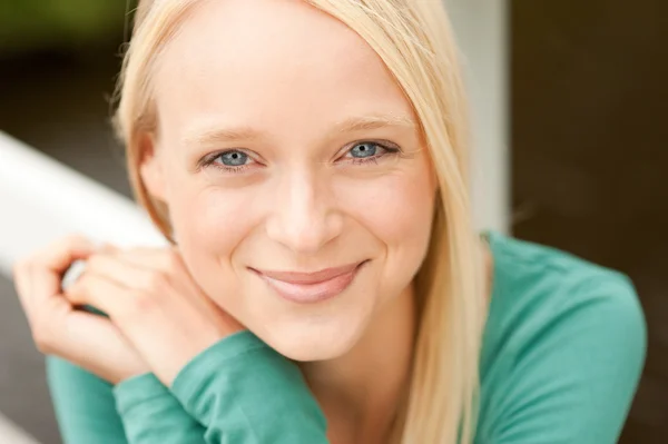 Young and smiling woman — Stock Photo, Image
