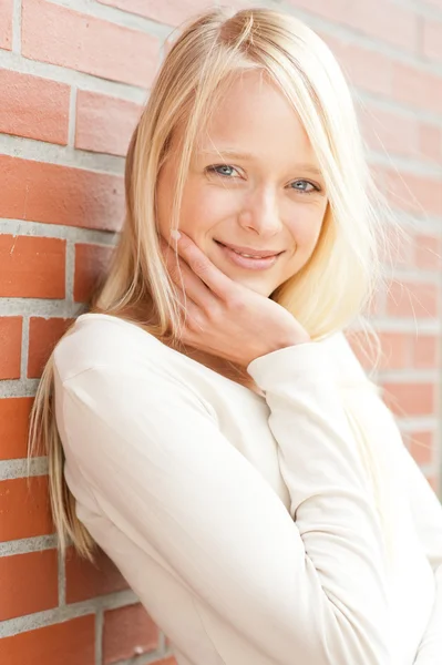 Fiatal és mosolygó nő — Stock Fotó