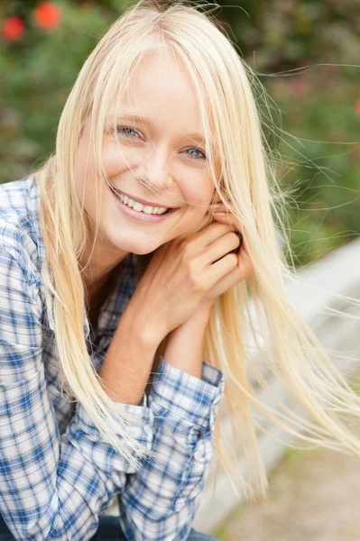 Jonge en lachende vrouw — Stockfoto