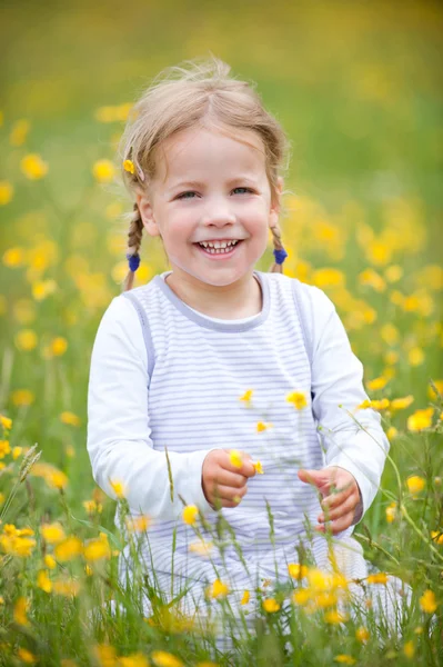 Usmívající se mladá dívka — Stock fotografie