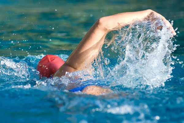 Nadador atlético en acción en una piscina — Foto de Stock