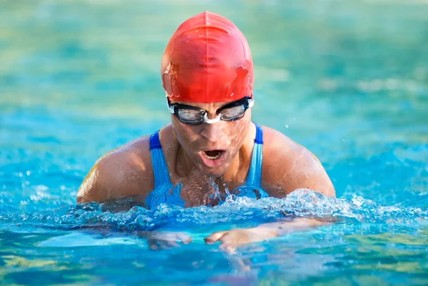 Eylem bir yüzme havuzunda atletik yüzücü — Stok fotoğraf