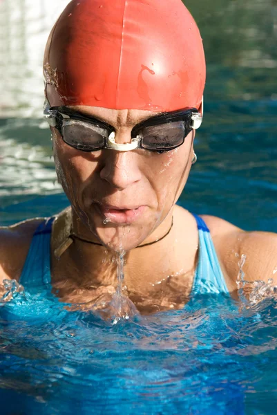Αθλητική κολυμβητής σε δράση σε μια πισίνα — Φωτογραφία Αρχείου