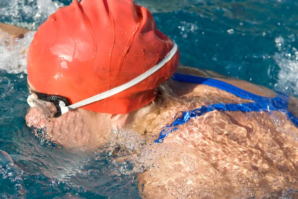Athletische Schwimmerin in Aktion im Schwimmbad — Stockfoto