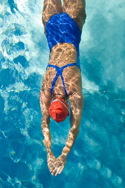 Athletische Schwimmerin in Aktion im Schwimmbad — Stockfoto