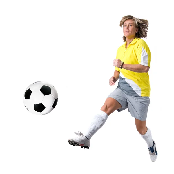 Image complètement isolée d'une femme caucasienne jouant au football — Photo