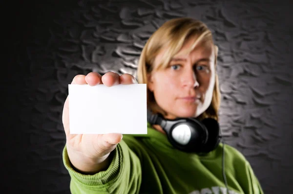 Retrato de um disc jockey com cartão de visita em branco — Fotografia de Stock