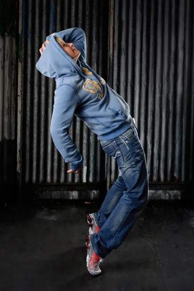 Hip hop danser op een straat in de nacht — Stockfoto