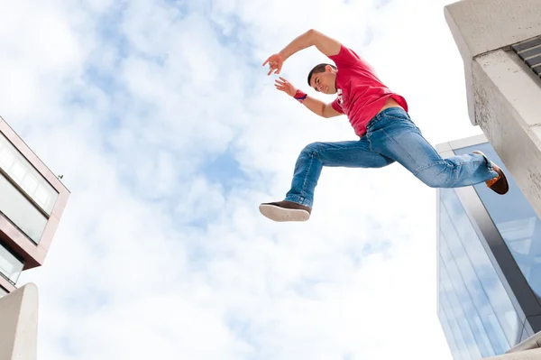 Genç adam atlama — Stok fotoğraf