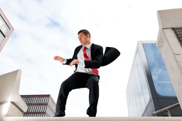 Saltando jovem homem de negócios — Fotografia de Stock
