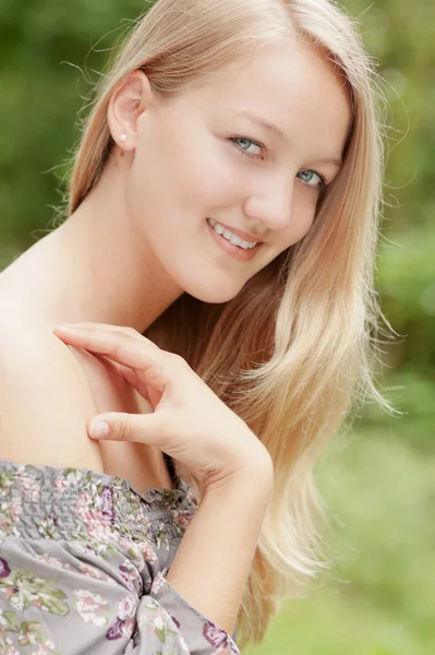Usmívající se mladá dívka — Stock fotografie