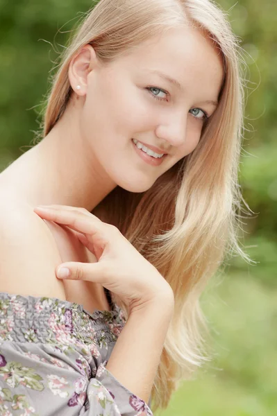 Sorrindo Jovem Menina — Fotografia de Stock