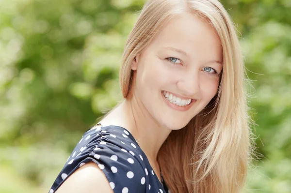 Smiling young girl — Stock Photo, Image