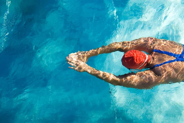 Nadador atlético em ação em uma piscina Fotos De Bancos De Imagens