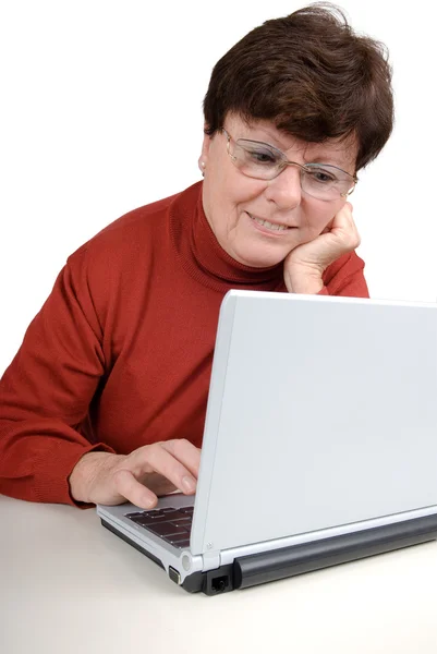 Senior vrouw met een notebook — Stockfoto