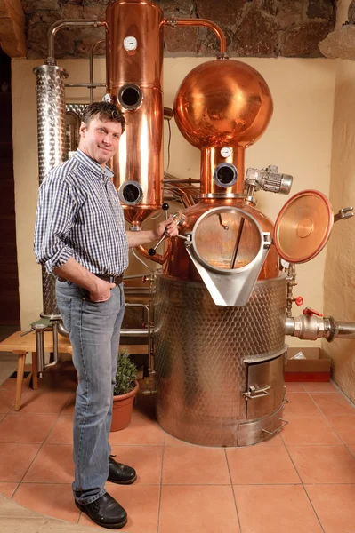 Homem à frente da destilaria - cobre — Fotografia de Stock