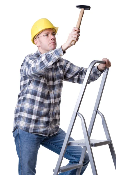 Τεχνίτης σε μια σκάλα με ένα σφυρί — Φωτογραφία Αρχείου