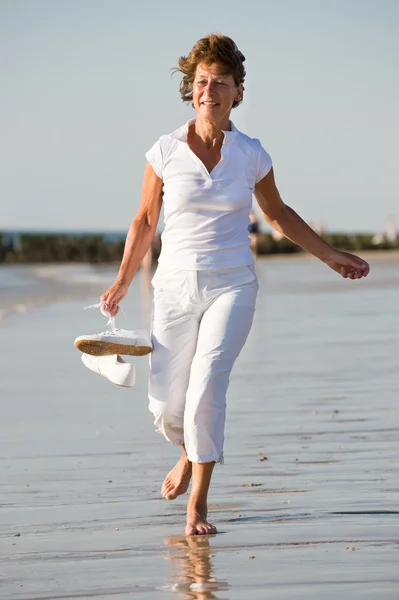 Aktiv senior på stranden — Stockfoto