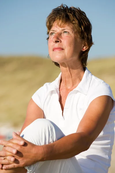 Senior woman at the beach — Stock Photo, Image