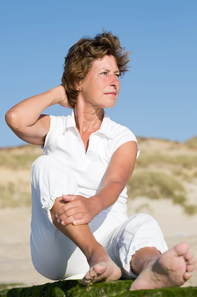 Senior vrouw op het strand — Stockfoto