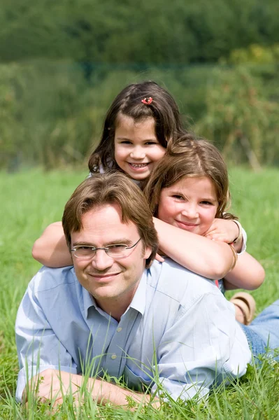 Padre con hijas —  Fotos de Stock
