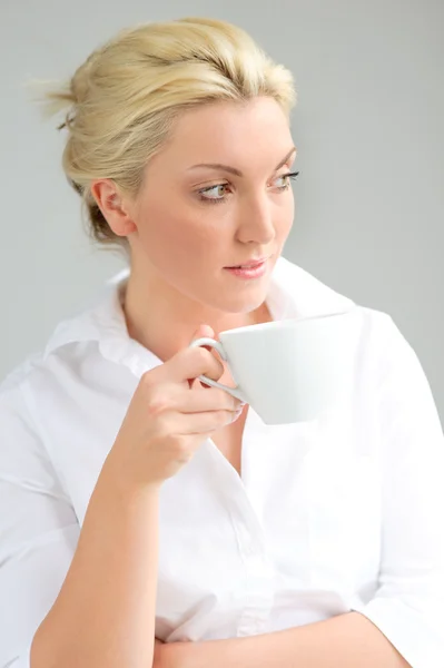 Vrouw met cup — Stockfoto