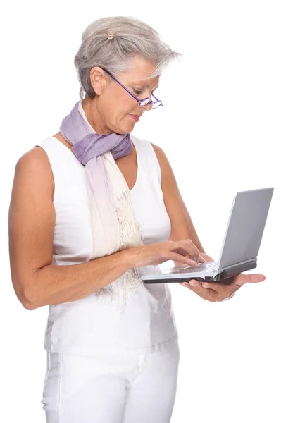 Äldre kvinna med bärbar dator — Stockfoto