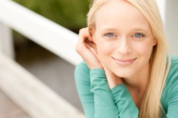 Fiatal és mosolygó nő — Stock Fotó
