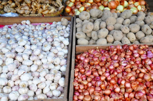 stock image Red onions and garlic in market