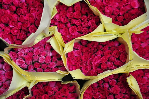 Букет роз, продаваемых на рынке . — стоковое фото