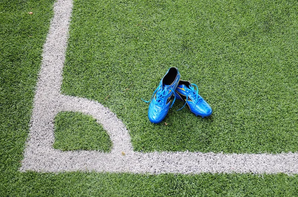 Schuhe auf dem Feld — Stockfoto