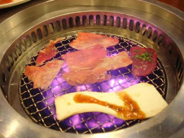 Ogień mięso z grilla. — Zdjęcie stockowe