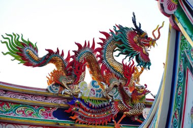 renkli bir Çinli ejderha çatı üzerinde